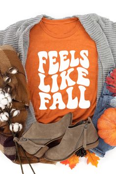 Orange Feels Like Fall Short Sleeve Graphic T Shirt Casual Graphic Print T-shirt For Fall, Fall Funny Print Short Sleeve Tops, Funny Print Short Sleeve Tops For Fall, Casual Fall T-shirt With Text Print, Fall Crew Neck T-shirt With Relaxed Fit, Fall Graphic Print Crew Neck Tops, Casual Fall Shirt With Graphic Print, Trendy Orange Fall Tops, Fall Graphic Print Relaxed Fit Tops