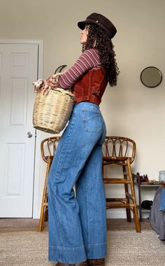 Birkin Basket Bag, Bootcut Jeans With Clogs, Winter Outfits Bootcut Jeans, High Cuffed Jeans Outfit, Western Wear Outfits For Women, Soft Western Outfits, 90s Country Outfit, Farm Outfit Aesthetic, Bell Jeans Outfit