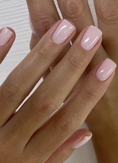 Work Birthday Treats Ideas, Finger Tip Length Nails, Elegant Nails Classy Simple Short, Shellac Nails Neutral Classy, Fingernail Colors 2023, Nails For Medical Professionals, Subtle Summer Nails Short, Giving Birth Nails, Modern French Tip Nails Square