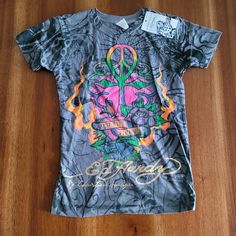 Ed Hardy By Christian Audigier Kids Graphic Tee. Girls Cut Tee. Gray Color With Iconic Design & Rhinestone Detail! Multiple Sizes. 100% Cotton. S = 2/4 M = 6 L = 8/10 Xl = 12/14 Style 5gg190 Vintage Graphics Tees, Thrift Manifest, Hardy Shirts, Grafic Tees, Clothes Stickers, Girls Cuts, Rhinestone Shirts, Cut Tees, Christian Audigier