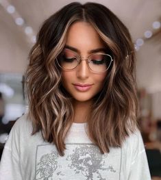 Medium Length Bayalage Hair, Fall Bayalage Brunette Short, Brunette Summer Hair 2023 Short, Balayage For Dark Brown Hair Medium Length, Medium Length Bayalage, Medium Length Balayage Brown, Warm Caramel Balayage Honey Medium Hair, Brunette Fall Hair 2023 Short, Medium Length Dark Brown Hair Balayage