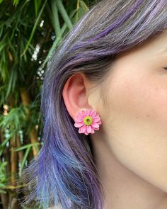 Flores, flores y más flores 😍🌸🌻🌼🪻 La colección de flores sigue creciendo y ahora ustedes tienen más bellezas para elegir.  Sigamos llenando todo de color y vida 🥰 . . #flores #accesorios #hechoamano #arcillapolimerica #aretes Color