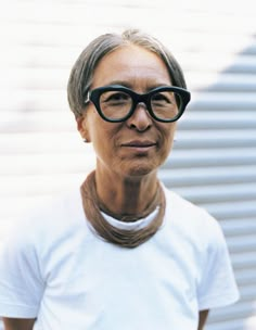 Silver White Hair, Glasses Fashion Women, Fashion Forms, Aging Beautifully, Grey Fashion, Minimal Fashion, Glasses Fashion