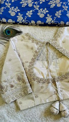 White Pusalu Maggam Work, Cream Color Blouse Maggam Work Designs, Maggam Work On White Blouse, Cream Color Maggam Work Blouse, Off White Maggam Work Blouse, Aari Work Blouse Back Design, White Blouse Work Designs, Off White Blouse Designs For Saree, Gold Work Embroidery Blouse