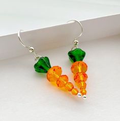 Fall Earring Ideas, Easter Earrings Diy, Fall Beaded Jewelry, Beaded Earrings Patterns Free, Holiday Beaded Jewelry, Holiday Jewelry Ideas, Carrot Earrings, Vegetable Jewelry, Easter Earrings