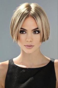 Coupe au carré Edgy Short Bob Haircuts, Short Bobs With Layers, Short Above Chin Haircut, Box Bob Haircut 2023, French Bob No Bangs, Edgy Short Bob, Short Flippy Hair, Mini Bob Haircut, Middle Part Short Bob