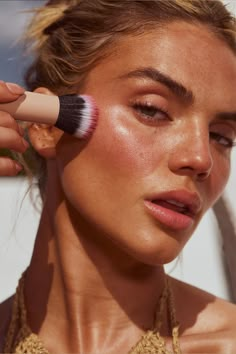 THE KEY TO THE MOST FLAWLESS AND BLENDED GLOW. Our Blending Face Brush was created for the most flawless application of our N°18 Illuminating Beauty Balms. It spreads product evenly and precisely in the most effortless way. How To Use: Swipe N°18 beauty balm directly onto skin and work brush in circular motions to help blend your glow over cheekbones, temples & nose. wash your brush with mild soap and water as necessary. Made with synthetic bristles.