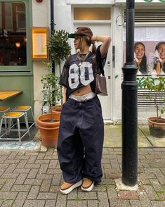 How To Style Oversized Jersey, Streetwear Fashion Women Aesthetic, Urban Outfit Women, Streetwear Inspo Women, Hairstyles With A Scarf, Aesthetic Printemps, Fashion Outfits Streetwear, Streetwear Women Outfits