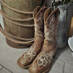 Brown Shyanne Cowgirl Boots With White Floral Stitching. Size: 7 Only Worn A Handful Of Times! Boots Mexican For Women, Floral Cowgirl Boots, Cowgirl Boots Brown, Shyanne Boots, Floral Stitching, Cute Cowgirl Boots, Flower Boots, Good Outfits, Cute Cowgirl