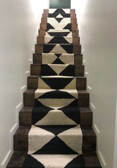 the stairs are decorated with black and white rugs