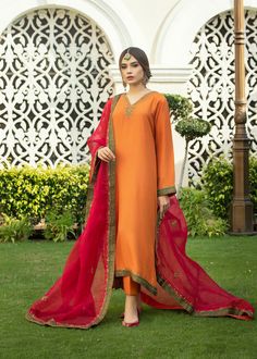 Burnt orange Rawsilk kaftan kurta with handwork on neckline & embalishments on slevees and front & back ghaira chak with tilla, zardozi & dabka. Paried with a bright Fuscia colored embossed organza duppata with emerald green borders & similar work on 4 sides. Pakistani Summer Dresses, Orange Kaftan, Organza Outfit, Kaftan Kurta, Black Frock, Designer Summer Dresses, Embroidered Shirt Dress, Kurti Embroidery Design, Dark Brown Hair Color