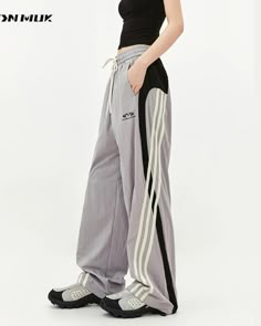 Sideline pants with a sporty and street feel.

Exquisite sizing that is moderately loose and loose.

Great for everything from town use to active outings.
◾️Model
Height/Weight：169cm(66.5in)/45kg(99.2lb)
Fitting Size：M



Size (cm)
Length
Waist
Hip


M
105
70
108


L
107
74
116


XL
109
78
124


2XL
111
82
132 Clothing Styles Aesthetic, Underground Streetwear, Unique Clothing Style, Hoodie Pants, Japanese Street, Dongguan, Japanese Street Fashion, Unique Clothing, Street Outfit