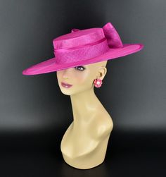 Note: The design of this hat, particularly the shallower crown, was crafted to create a unique aesthetic that suits some individuals perfectly. However, if you notice that the hat tends to slip, I would advise attaching an elastic strap to ensure a more secure and comfortable fit. ✿*.Key Features.*✿ This is a medium flat brim hat!! It's made of sinamay (3 layers ) and satin.  A nice sinamay bow is trimmed with satin ribbon too, very cool, one of my favorite hats! High quality. It's more beautiful in person! Great for Kentucky derby, weddings, church, Easter, Royal Ascot, horse races, cocktails, tea party, or any hat wearing occasion. Hat base size: From front to back: 16.5" (42cm) From left to right: 17.125" (44cm) Wide brim appr: 4.75" (12cm) Crown Depth: 3.5" (9cm) Hat girth: 21" (53.34c Derby Hats Women, Kentucky Derby Wedding, Derby Wedding, Sinamay Hat, Sinamay Fascinator, Easter Hat, Royal Ascot Hats, Horse Races, Sinamay Hats