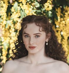 Ethereal Curly Hairstyles, Vintage Curly Hairstyles, Natural Curly Wedding Hairstyles, Bridesmaid Hair Curly, Wedding Makeup Vintage, Romantic Makeup, Old Hairstyles, Natural Wedding Makeup