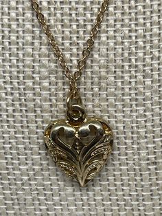 Pre owned. Ships USPS first class mail. Please see photos for condition. Vintage Jewelry Necklace, 2024 Fashion, First Class, Heart Necklace, Chains Necklace, Necklace Etsy, Springs, Vintage Jewelry, Gold Tones