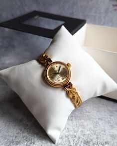 Vintage women's small mechanical watch with a beautiful bracelet. The watch looks very elegant on a woman's wrist and goes well with other accessories. It perfectly captures the vintage style! It will be a great gift for lovers of vintage accessories. The watch is delivered in a beautiful box, so it is perfect as a gift. Peculiarities Movement - mechanical. Case size - 22 mm (0.8 inches) Bracelet length - 16.5-17 cm Year of issue - 1990s Case color - gold Dial color - gold Condition - vintage, t Aesthetic Watches For Women Vintage, Gold Watches With Bracelet Strap For Evening, Self-winding Watch With Round Dial As Gift, Self-winding Watch As Gift, Elegant Analog Watches For Wedding, Elegant Round Dial Jewelry And Watches For Gift, Luxury Self-winding Watch As A Gift, Timeless Self-winding Evening Watch, Elegant Gold Watches For Wedding