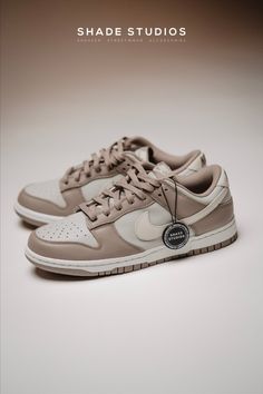 Nike Dunk Low in der Farbe Orewood brown beige cream weiß eleganter sneaker toller schuh Nike Dunk Low Bone Beige, Nike Dunk Low Moon Fossil, Dunk Low Moon Fossil, Alesha Dixon, Streetwear Accessories, Shoes Collection, Nike Dunk Low, Dunk Low, Style Accessories