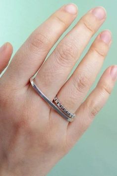 Unsere verschiedenen Ringe lassen sich miteinander kombinieren. Erstelle deinen eigenen Stapelring Look. #stapelringe #silberring #kettenring #wickelring #ring #stackingring #silverring #handmadering Chain Jewellery