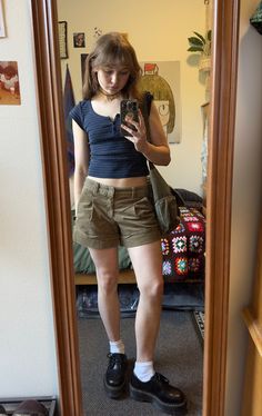 90s Leisure Wear, Short Cargo Shorts Outfits Women, No Shorts Summer Outfits, Brown Jorts Outfit Women, Indie Shorts Outfit, Baggy Short Outfits, Khaki Jorts Outfit, Clairo Outfits Aesthetic, Twee Outfits Summer