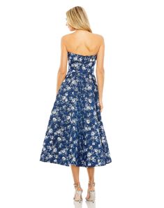 Adoptez l'élégance intemporelle avec cette robe midi. Doté d'un décolleté bustier et d'un imprimé floral intégral, c'est le look parfait pour un invité de mariage ou un cocktail.



 Mac Duggal


 Tissu brocart (100% polyester)


 Entièrement doublé

 Encolure sans bretelles

 Brocart imprimé fleuri

 Fermeture éclair dissimulée au dos


 Environ. 48" du haut de l'épaule à l'ourlet inférieur


 Disponible en Bleu Multi


 Modèle #68617 Mnm Couture, Jasz Couture, Straight Across Neckline, Graceful Movement, Plastic Dress, Designer Prom Dresses, Black Bridesmaid Dresses, Strapless Neckline, Brides Wedding Dress