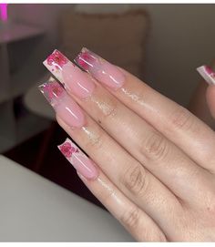 Encapsulated Flower Nails Acrylics, Nails With Flowers Inside, Rose Petal Nails, Dried Flower Nails Acrylics, Clear Pink Acrylic Nails, Encapsulated Nails Flowers, Dried Flower Nails, Quinceanera Nails, Gold Acrylic Nails