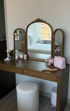 Vanity And Dresser Combo, Small Vanity Set Up, Vanity Inspo, Makeup Vanity Desk, Apartment Decor Inspiration, Dream Room Inspiration, Room Makeover Inspiration, House Room