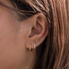 Classic Minimal Gold huggie hoop earrings that hug your ear perfectly. Fits all earlobe sizes and easy to put on/take off. Gold Vermeil Hypoallergenic, lead and nickel free Width 1.3mm Inside Diameter: 6mm, 7mm, 8mm, 9mm Click close mechanism #E530-G9 One Hoop One Stud Earring, 3rd Piercing Ears Simple, Small Huggie Earrings, 3 Pierced Earrings, Double Gold Piercing, Double Second Lobe Piercing, Earrings Aesthetic 2 Holes, 3 Pericing Ideas, 3 Percinings Ear