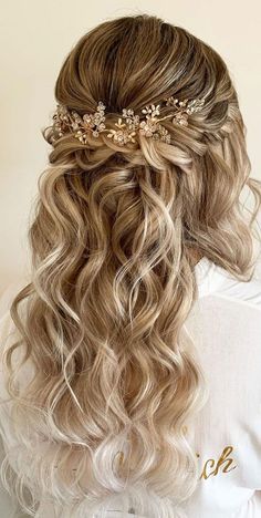 32Twisted Half Up For Wavy Hair There are unlimited hairstyles for long hair and Half up half down hairstyles is one of those... Bridesmaid Summer Hair, Bride Hairstyles For Long Hair, Bridesmaid Hairstyle, Cute Prom Hairstyles, Κούρεμα Bob, Wedding Hair Half, Bride Hairstyle, Prom Hairstyle