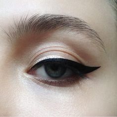 #MakeUp #EyeShadow #Beauty Makeup Hooded Eyes, Make Up Gold, Eyeliner Tips, Eyeliner Hacks, White Eyeliner, Smink Inspiration, Glitter Eyeliner, Beauty Make-up, Braut Make-up