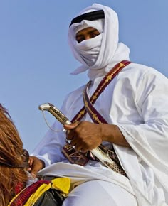 Arab Men Traditional Clothing, Arabic Mens Fashion, Ancient Arabian Clothing, Arab Man Aesthetic, Muslim Men Aesthetic, Arab Men Aesthetic, Arab Aethstetic, Arabian Aesthetic, Arabian Men