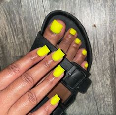 Neon Green Toes, Short Classic Nails, Toes Ideas, Nail Inspo Nail Art, Lime Green Nails, Overlay Nails, Neon Green Nails, Nails Neon, Glitter Nails Acrylic