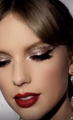 Bejeweled Taylor Swift Makeup Look, Taylor Inspired Makeup, Taylor Swift Makeup Bejeweled, Taylor Swift Gem Makeup, Sequin Makeup Eye, Sparkly Cat Eye Makeup, Reputation Hairstyle Concert, Taylor Swift Midnight Eye Makeup, T Swift Makeup