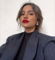 Red Lips Outfit, Red Lipstick Outfit, Parisian Makeup, Red Lipstick Makeup Looks, Red Lips Makeup Look, Red Lipstick Makeup, Red Lip Makeup, Minimal Makeup, Sleek Hairstyles