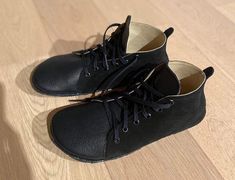 Here is a tutorial which shows you all the details about how to sew the leather shoes without lasts. I show you how to sew lace up shoes first. The way of sewing balerina or halfbalerina is equal with little differences and is also shown in my tutorial. The lace up shoes are the most difficult so if you understand how to sew these, you will be able to sew other types as well. I also show you how to attach the outsole. LEATHER SHOES - tools and needed materials:  Outside leather - cow, goat - 1,0 Diy Barefoot Shoes, Diy Leather Shoes, Handmade Shoes Pattern, Homemade Shoes, Make Your Own Shoes, Barefoot Boots, Make Your Own Clothes, Shoe Pattern, Barefoot Shoes