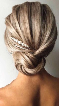 Elegant low knot for bride with pearl wedding hair clip accessories Sanggul Modern, Hair Decor, Wedding Hair Up, Bridal Hair Updo, Best Wedding Hairstyles, Gatsby Style, Wedding Hair Inspiration, Pearl Hair Pins, Low Bun