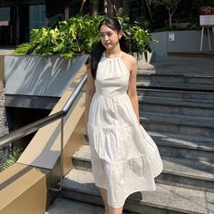 WEE    Hi halter dress  On model bb 48, tb 169cm  Material: cotton Untuk dress warna putih ada furing.  Perfect dress for your vacation or for your special occasion. Gives you the simple look, yet elegant.  Tali bagian leher halter bisa diadjust dan ada detail pita bagian belakang. Bagian pinggang belakang ada karet (stretchy)   Size chart one size (fit hingga bb 60) Perhatikan deskripsi sebelum membeli.  Size S Lingkar dada: 86 cm L.pinggang: 60-80cm  Size M Lingkar dada: 90 cm L.pinggang: 68-90cm Panjang: 109cm  Toleransi 1-2 cm   anyway untuk cek Barang Yang lain silahkan kunjungi etalase kami ya guys.. Selamat Berbelanja..!!! Cheers.!!! :)  *Pembayaran sebelum jam 5 sore dikirim dihari yg sama, Setelah jam 5 sore dikirim esok harinya 😉 tanggal merah ak ada pengiriman barang ya kak 😍 Dress For, Line Texture, Jam 5 Sore, Simple Look, Beach Dresses, Beach Dress, Perfect Dress, Cotton Twill, Your Special