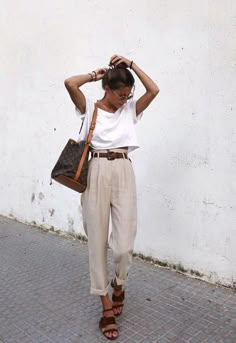 minimal chic summer outfit ideas #ootd #summerstyle Minimal Chic Summer, Casual Chique Stijl, Look Boho Chic, Casual Chic Outfits, Indian Salwar Kameez, Chic Summer Outfits, Expensive Clothes, Beige Pants, Outfit Chic