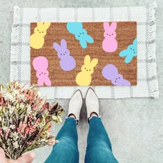 Peeps Easter Doormat - The Simply Rustic Barn Easter Doormat Ideas, Easter Door Mat Diy, Spring Doormat Diy, Colorful Easter Decor, Spring Door Mat Ideas, Peeps Easter Decorations, Easter Decorating Ideas For The Home, Diy Painted Doormat