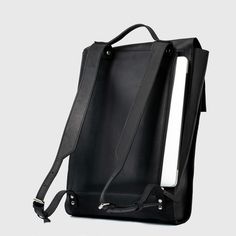 Leder-Rucksack, der als perfekter Begleiter für den täglichen Pendelverkehr entworfen wurde. Eigenschaften: * Separates Laptopfach mit Reißverschluss (passend für 13/14'' MacBook). * Äußere Reißverschlusstasche für kleine Gegenstände wie Geldbörse, Telefon etc. * Innere Einstecktasche * Einzigartiger und zuverlässiger magnetischer Fidlock-Verschluss * Gepolsterte Schultergurte DIMENSIONS:  Height: 17in / 43cm Width: 12in /  30cm Depth: 3,5in / 9cm Weight 1 kg *Buying a backpack get a 20% discoun Rectangular Leather Backpack With Laptop Sleeve For School, Modern Laptop Bag With Leather Backing For Daily Use, Modern Leather Satchel Backpack With Leather Lining, Modern Soft Leather Backpack For School, Modern Soft Leather School Backpack, Leather Laptop Bag Standard Backpack For Daily Use, Leather Laptop Bag For Daily Use, Modern Backpack With Leather Lining For Everyday, Leather Backpack For Commuting