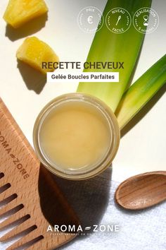 Testez notre recette de Gelée Boucles Parfaites dans votre Curly Routine. Elle assure des boucles définies et rebondies. En tant que soin, elle simplifie le coiffage tout en maintenant l'hydratation. Grâce à l'huile végétale de Piqui, elle protège et nourrit profondément. Appliquez sur cheveux humides, scrunch pour définir les boucles. Laissez sécher naturellement ou au diffuseur. Curly Routine, Jelly