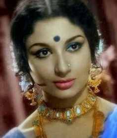 Waheeda Rehman, Actors Bollywood, Bollywood Retro, Wedding Saree Collection, Indian Goddess