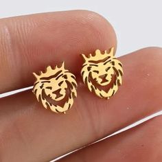 Beautiful Lion Wearing A Crown Laser Cut Gold Toned Stud Earrings. So Unique! Also Available In Silver Toned, Rose Gold Toned, And Black 67g Beautiful Lion, Crown Earrings, Lion, Silver Tone, Gold Tones, Crown, Jewelry Earrings, Stud Earrings, Women Jewelry