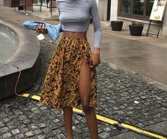 Yellow Floral Skirt, Afrikaanse Mode, Crop Top Outfits, Cropped Tops