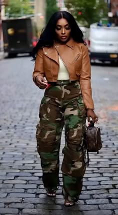 Denim And Khaki Outfits, Khaki Leather Jacket Outfit, Summer 2024 Fashion Trends Street Style, Daily Fits, Camouflage Fashion, Mommy Fashion, Straight Denim Jeans, Camo Fashion, Cold Outfits