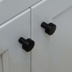 Solid Construction: These durable kitchen handles are crafted from zinc alloy, a material renowned for its strength and corrosion resistance. Each handle is meticulously formed from a single solid piece for enhanced durability. Modket Finish: Matte Black | Modket 1 1 / 8" Solid Round Knob Set of 10 black in Matte Black | 1.125" | Wayfair MH1652-MBK-10 Black Drawer Knobs, Black Kitchen Knobs, Black Knobs, Black Drawer, Door Living Room, Black Drawers, Kitchen Knobs, Black Kitchen Cabinets, Kitchen Handles