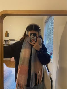 Scarves Aesthetic Winter, Scarf Fit Aesthetic, Cute Scarfs Aesthetic, Cute Scarfs Winter, Outfits With Scarves Aesthetic, Cute Muffler, Scarf Outfit Winter Aesthetic, Red Scarf Outfit Aesthetic