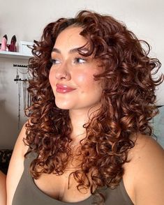 Joy Burnett Curly Hair, Golden Brown Hair Color Honey, Brunette Ginger Balayage, Curly Copper Hair Natural Curls, Curly Hairstyles Color Ideas, Dark Ginger Curly Hair, Copper Red Curly Hair, Best Hair Color For Curly Hair, Copper Balayage Curly Hair