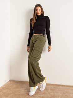 Swamp Goblin, Cargo Pants Outfit Ideas, Green Cargo Pants Outfit, Best Cargo Pants, Pilates Outfits, Button Front Denim Skirt, Pilates Clothes, 90s Trends, Denim Cargo Pants