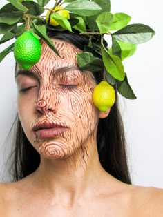 Halloween Tree Costume, Nature Halloween Makeup, Tree Makeup Halloween, Tree Face Makeup, Face Painting Costume, Tree Costume Makeup, Druid Face Paint, Tree Spirit Costume, Willow Tree Costume