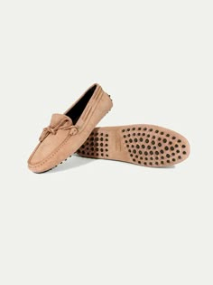 These Aurélien Moccasins Driving Shoes Beige for Women Size 8.5 symbolize Mediterranean style and ultimate comfort. A combination of traditional details and a contemporary twist. This model is made in  Suède. The  Shoes are made entirely by hand in Italy. For exclusive, luxurious and handmade Italian Shoes you've come to the right place at Aurélien! Womens Driving Loafers, Moccasins For Men, Driving Shoes Women, Beige Accessories, Mila Jovovich, Red Background Images, Elle Macpherson, Moccasins Mens, Driving Loafers